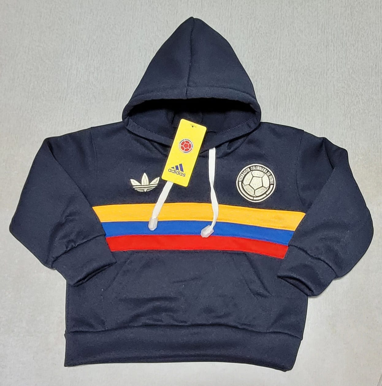 Buzo Colombia Niño 2026 – Comodidad y Estilo Tricolor ⚽😏